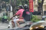 Couple Hậu - My bị chụp lén vi vu trên phố bằng xe máy