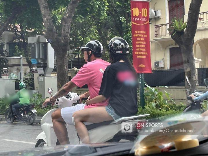 Couple Hậu - My bị chụp lén vi vu trên phố bằng xe máy-1