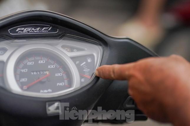 Cám cảnh: Người dân hút xăng trong xe, chia nhau từng giọt vượt khát-12