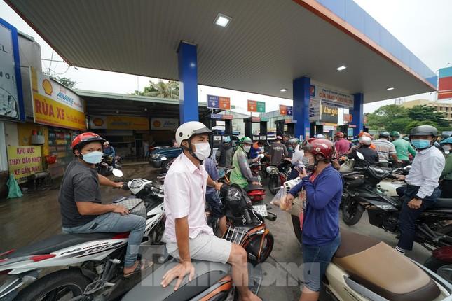 Cám cảnh: Người dân hút xăng trong xe, chia nhau từng giọt vượt khát-13