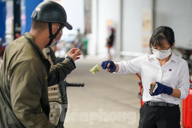 Cám cảnh: Người dân hút xăng trong xe, chia nhau từng giọt vượt khát-15