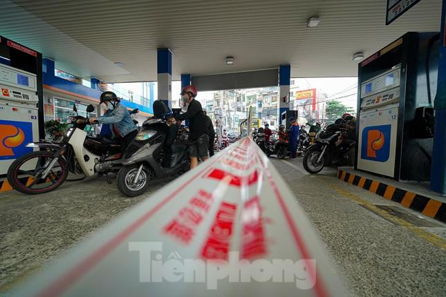 Cám cảnh: Người dân hút xăng trong xe, chia nhau từng giọt vượt khát-16