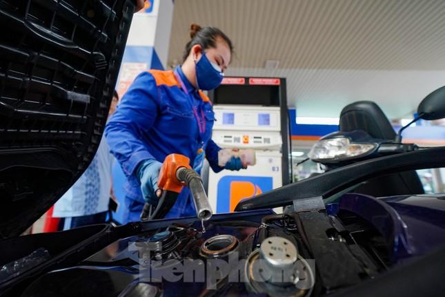 Cám cảnh: Người dân hút xăng trong xe, chia nhau từng giọt vượt khát-17