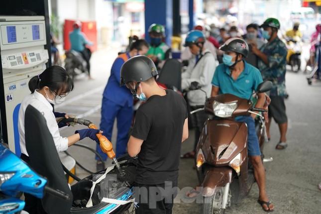 Cám cảnh: Người dân hút xăng trong xe, chia nhau từng giọt vượt khát-18