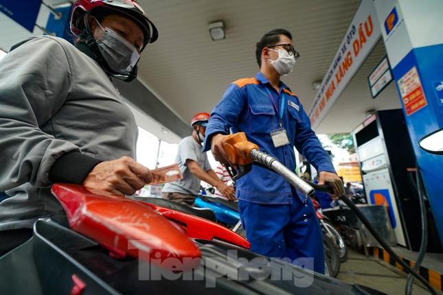 Cám cảnh: Người dân hút xăng trong xe, chia nhau từng giọt vượt khát-20