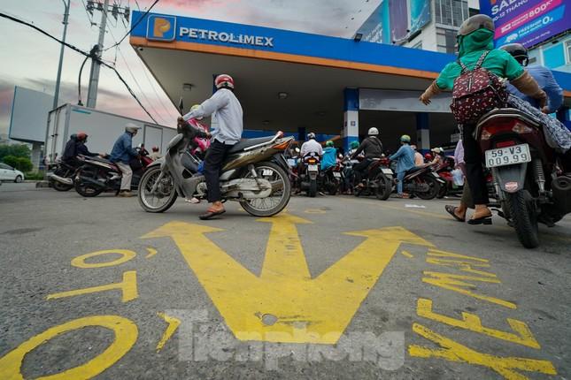 Cám cảnh: Người dân hút xăng trong xe, chia nhau từng giọt vượt khát-21