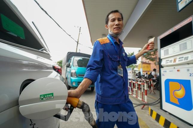 Cám cảnh: Người dân hút xăng trong xe, chia nhau từng giọt vượt khát-22