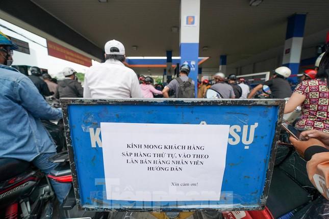 Cám cảnh: Người dân hút xăng trong xe, chia nhau từng giọt vượt khát-23