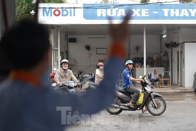 Cám cảnh: Người dân hút xăng trong xe, chia nhau từng giọt vượt khát-6