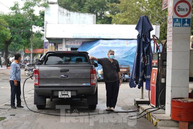 Cám cảnh: Người dân hút xăng trong xe, chia nhau từng giọt vượt khát-7