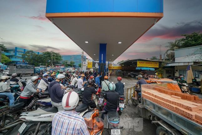 Cám cảnh: Người dân hút xăng trong xe, chia nhau từng giọt vượt khát-8