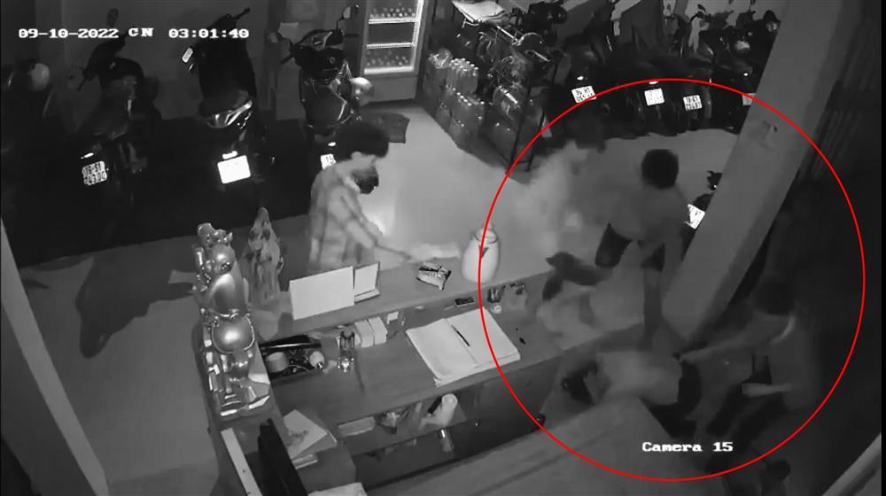 Hãi hùng 6 thiếu niên dùng gậy vụt người phụ nữ gục tại chỗ-2