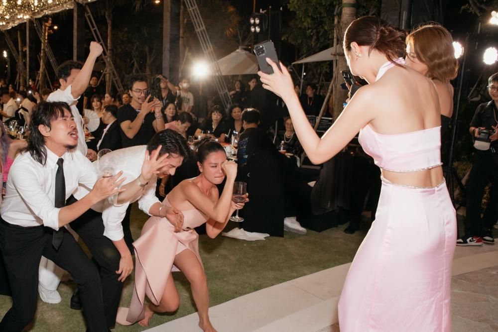 Clip 2 Thánh phá hit Lan Ngọc và Sam song ca tại đám cưới Diệu Nhi-4