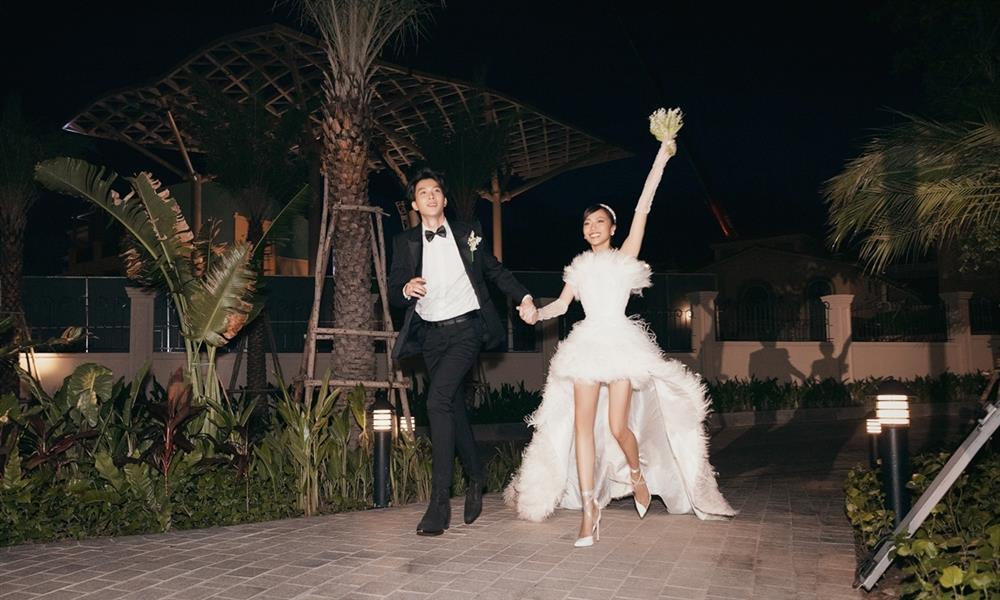 Diệu Nhi quăng giày, mặc váy cưới với dép lê để quẩy cho sung-5