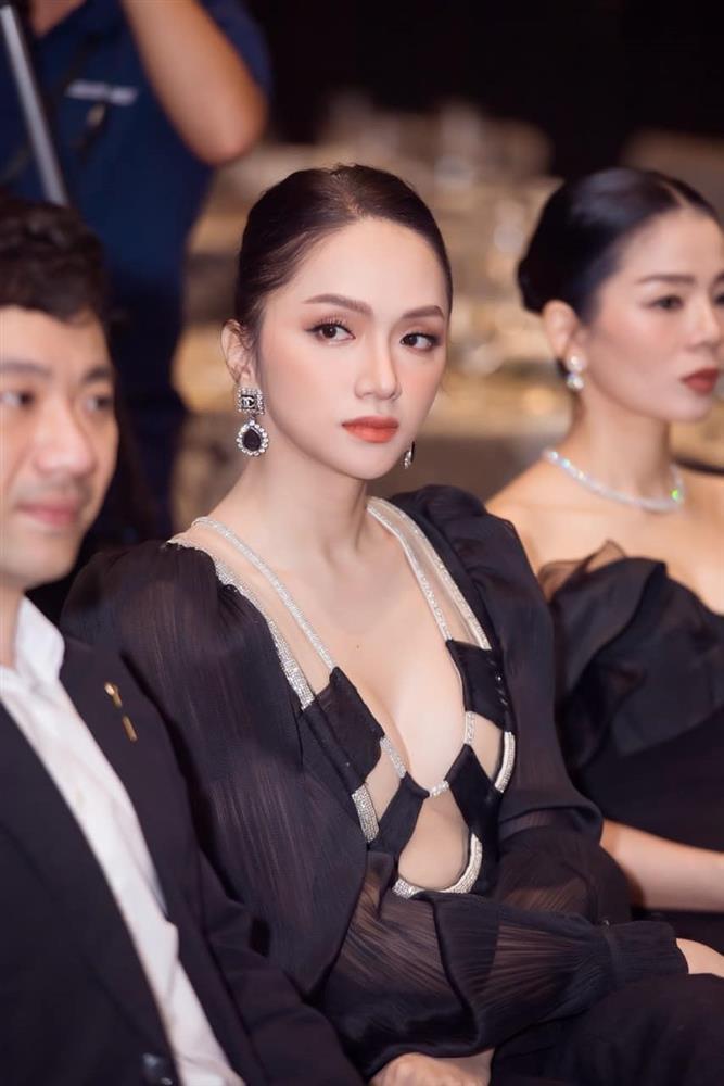 Nhã Phương sửa áo cực tinh tế khi đụng hàng Hương Giang-6