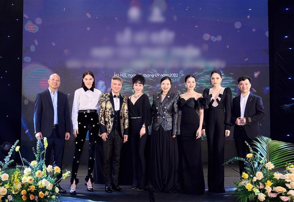 Nhã Phương sửa áo cực tinh tế khi đụng hàng Hương Giang-7