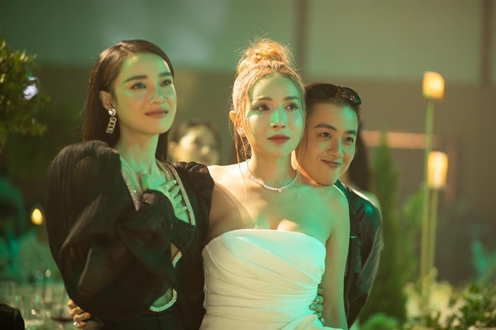 Nhã Phương sửa áo cực tinh tế khi đụng hàng Hương Giang-3