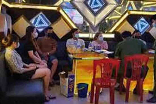 Chủ quán karaoke vác dao chém khách trọng thương