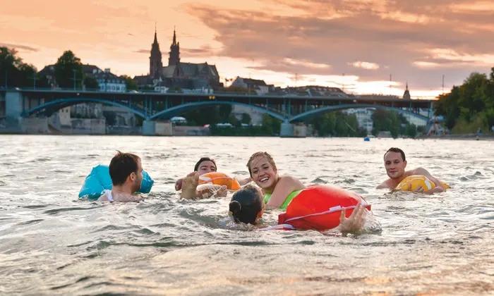 Tròn mắt xem dân Thụy Sĩ bơi từ văn phòng về nhà sau giờ làm việc-1