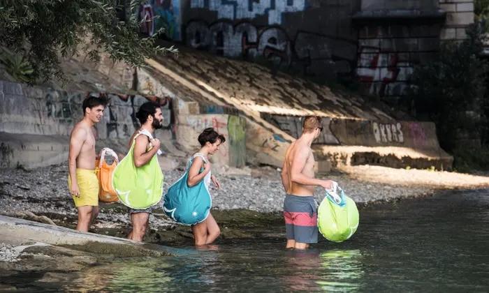 Tròn mắt xem dân Thụy Sĩ bơi từ văn phòng về nhà sau giờ làm việc-2