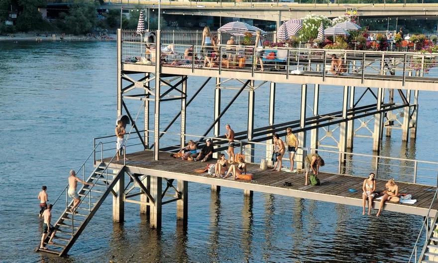 Tròn mắt xem dân Thụy Sĩ bơi từ văn phòng về nhà sau giờ làm việc-3