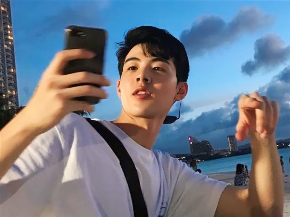 Mỹ nam Hàn quá hot, đá luôn nam chính phim ra chuồng gà-7