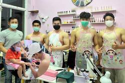 Tiệm nail thị phi khi yêu cầu nam giới cởi trần phục vụ chị em