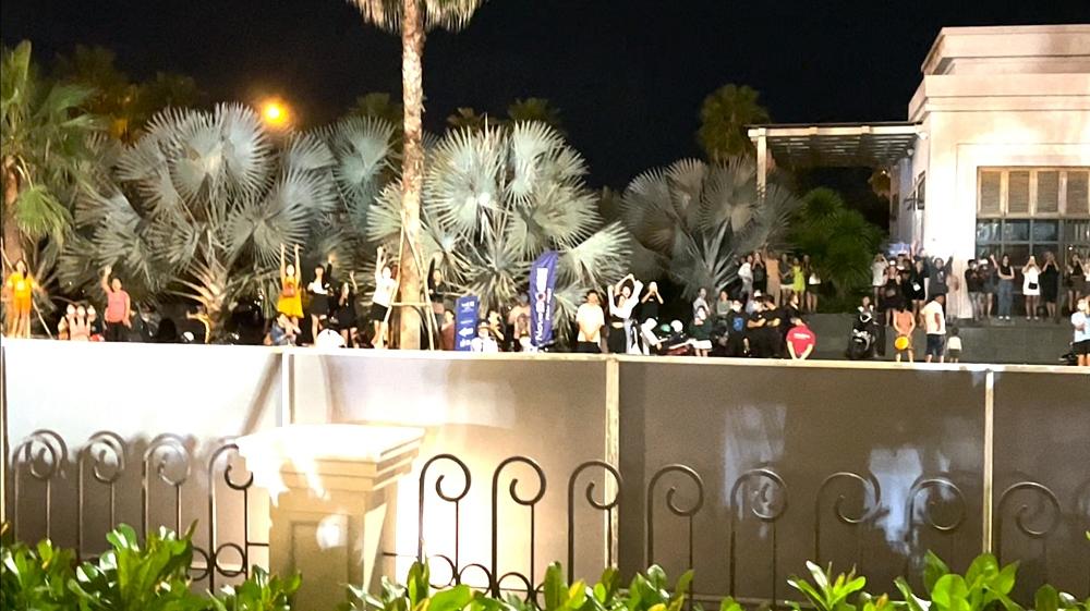 Anh Tú cúi gập người cám ơn hàng trăm khán giả đứng ngoài chúc phúc-3