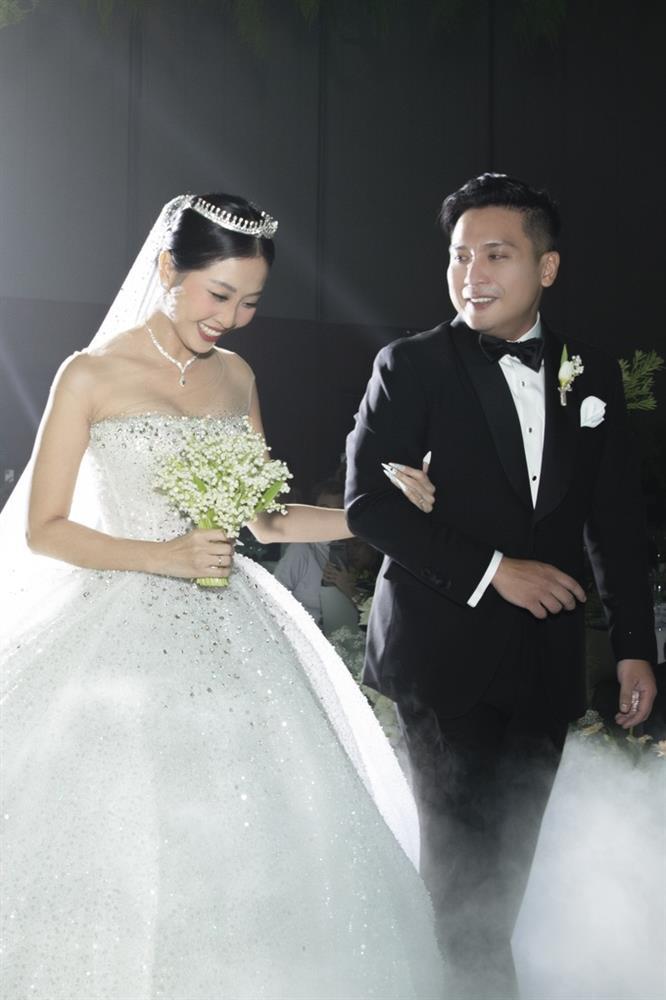 MC Liêu Hà Trinh thay 4 váy cưới, 2 áo dài trong ngày lấy chồng-6