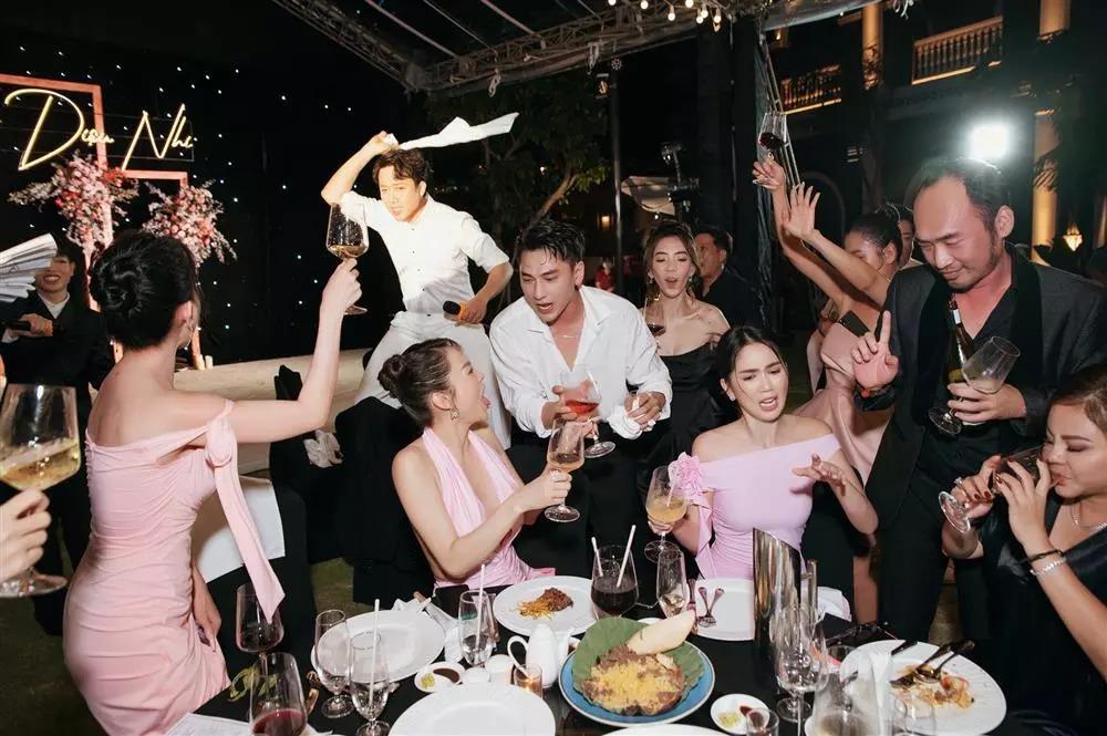 Cô dâu Diệu Nhi quẩy banh nóc, lúc đi hết mình lúc về hết hồn-6