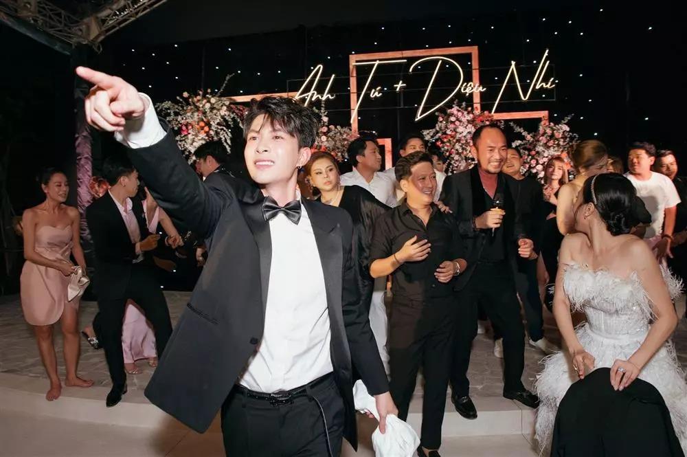 Cô dâu Diệu Nhi quẩy banh nóc, lúc đi hết mình lúc về hết hồn-8