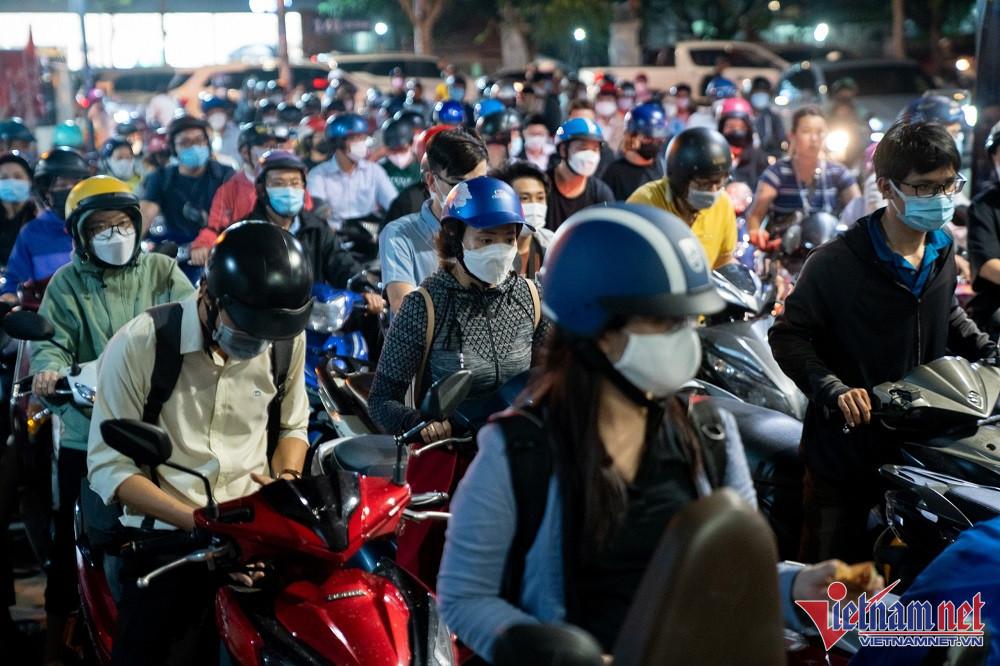 Bác sĩ sợ xanh mặt khi được bệnh nhân xếp hàng mua tặng 10 lít xăng-5