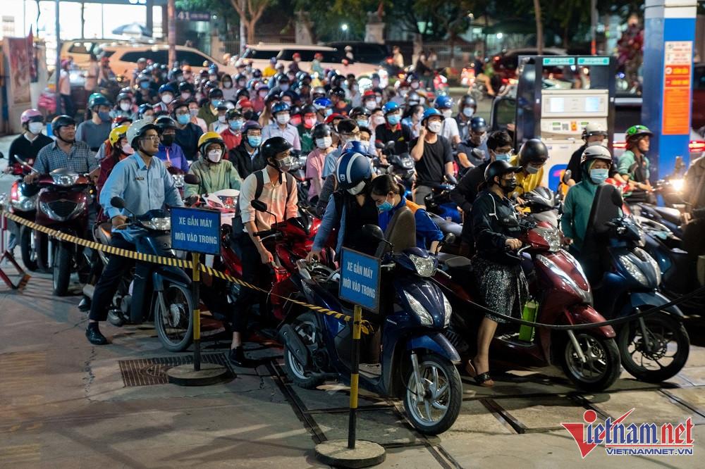 Bác sĩ sợ xanh mặt khi được bệnh nhân xếp hàng mua tặng 10 lít xăng-8