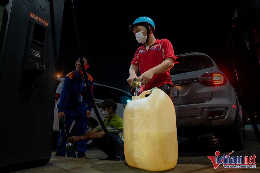 Bác sĩ sợ xanh mặt khi được bệnh nhân xếp hàng mua tặng 10 lít xăng-9
