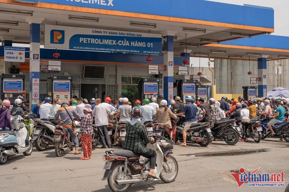 Bác sĩ sợ xanh mặt khi được bệnh nhân xếp hàng mua tặng 10 lít xăng-12