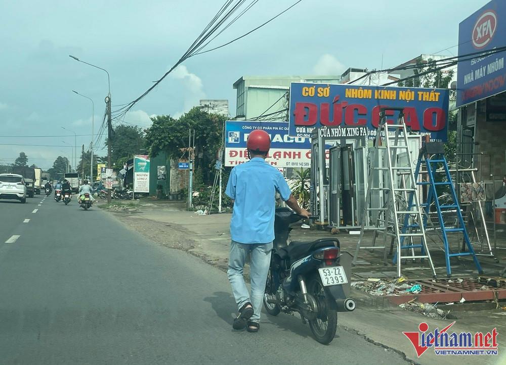 Bác sĩ sợ xanh mặt khi được bệnh nhân xếp hàng mua tặng 10 lít xăng-13