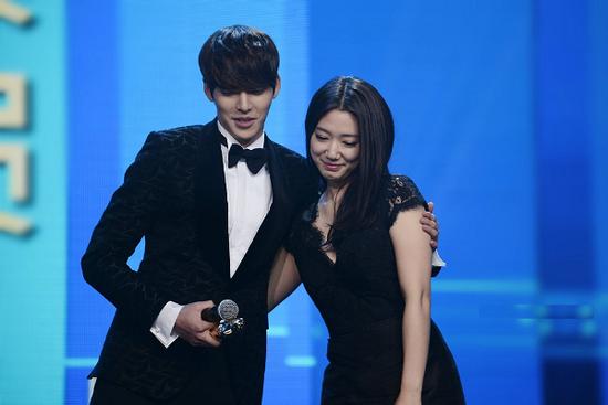 Park Shin Hye trở thành bạn Kim Woo Bin chỉ sau 1 câu... dọa