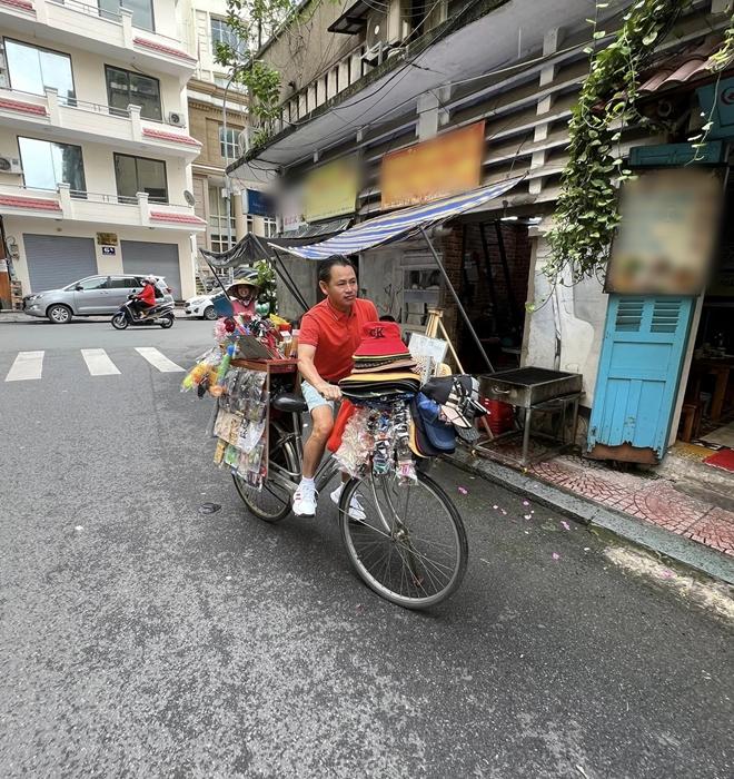 Xôn xao ảnh tỷ phú Johnny Đặng đạp xe bán hàng rong trên phố-3
