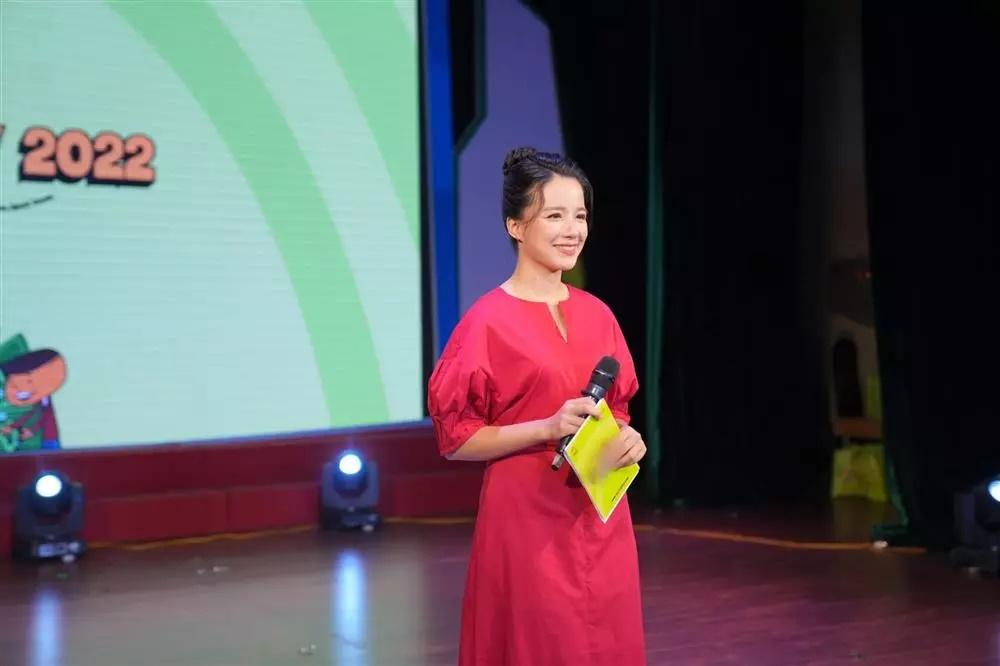 Nữ MC nổi tiếng lột xác sau 2 năm niềng răng-12