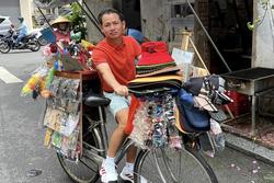 Xôn xao ảnh tỷ phú Johnny Đặng đạp xe bán hàng rong trên phố