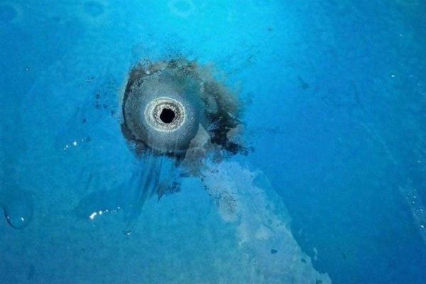 Sét đánh thủng vỏ máy bay làm 2 người bị thương-1