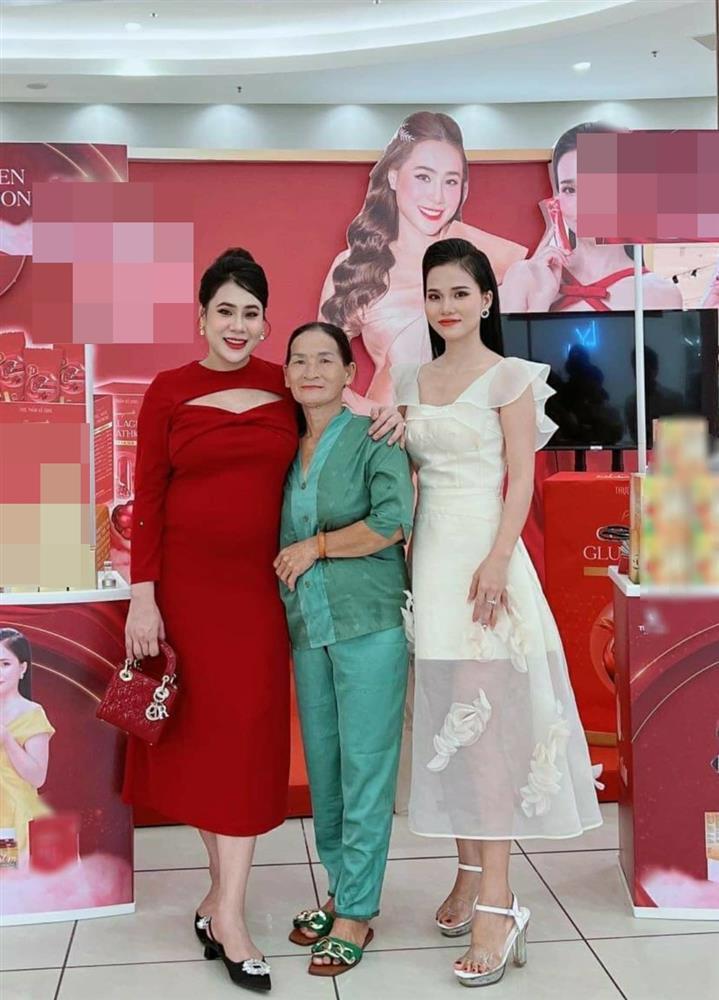 Hồ Bích Trâm gây tranh cãi vì để mẹ kế mặc xuề xòa đi sự kiện-2