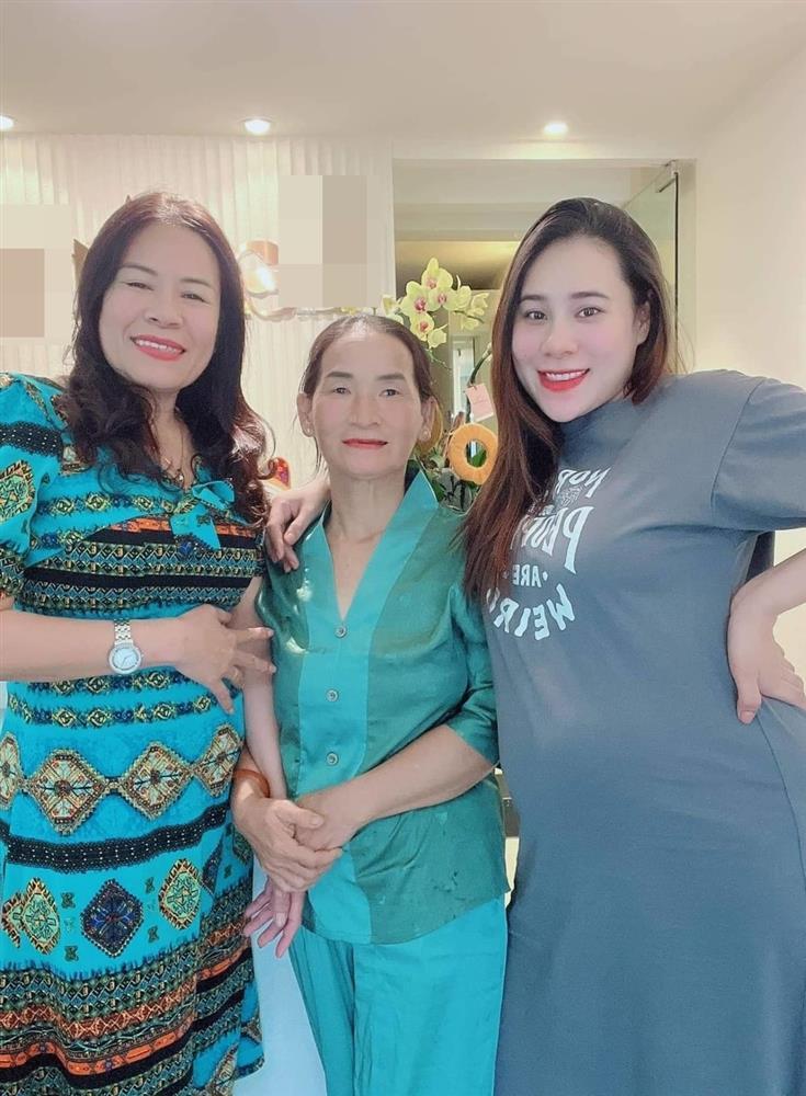 Hồ Bích Trâm gây tranh cãi vì để mẹ kế mặc xuề xòa đi sự kiện-3