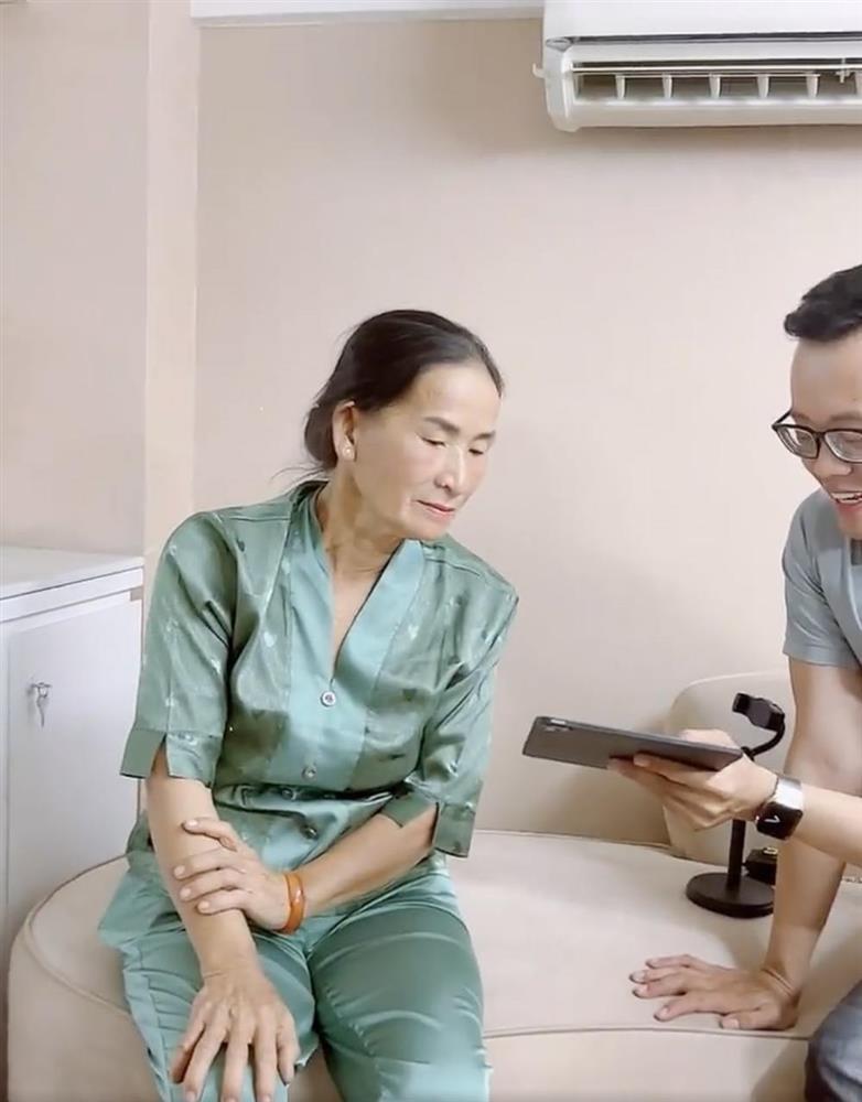 Hồ Bích Trâm gây tranh cãi vì để mẹ kế mặc xuề xòa đi sự kiện-6