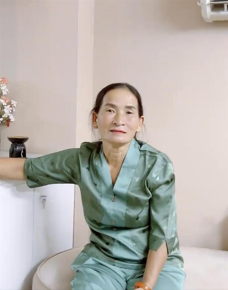 Hồ Bích Trâm gây tranh cãi vì để mẹ kế mặc xuề xòa đi sự kiện-7