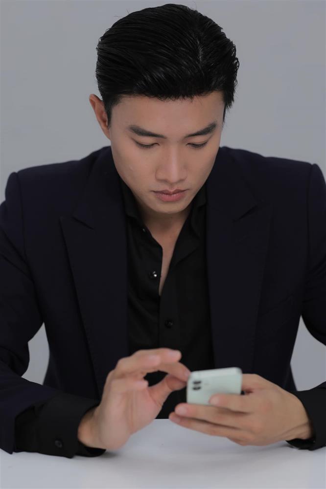 Tin showbiz Việt ngày 11/10: Bà xã vui mừng khi thấy Công Lý đi làm-7