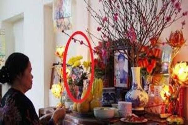 Dưới bàn thờ có 4 thứ này, gia chủ túng thiếu quanh năm-5
