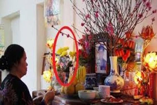 Đặt sai lọ hoa trên bàn thờ, bề trên trách phạt, làm mãi vẫn nghèo