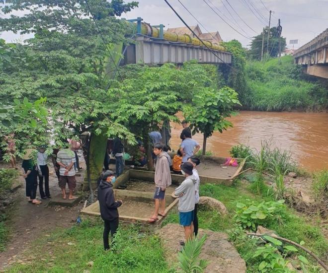 Đi phóng sinh cá cùng mẹ, bé trai 2 tuổi rơi xuống sông mất tích-1