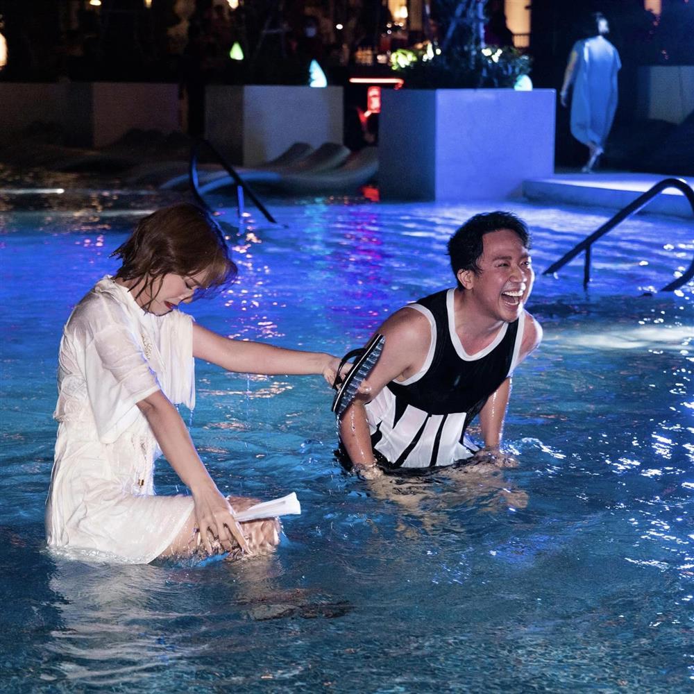 Hari Won phản ứng khi Trấn Thành bế bổng dàn mỹ nhân-12